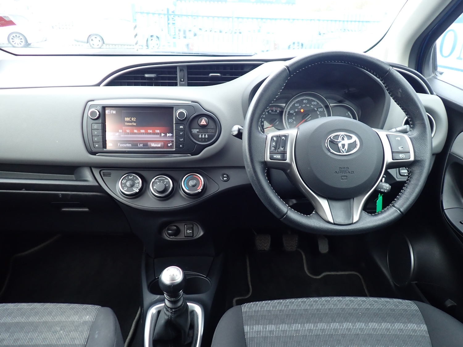 Used Toyota Yaris 2017 for sale - 76665383: Photo 2