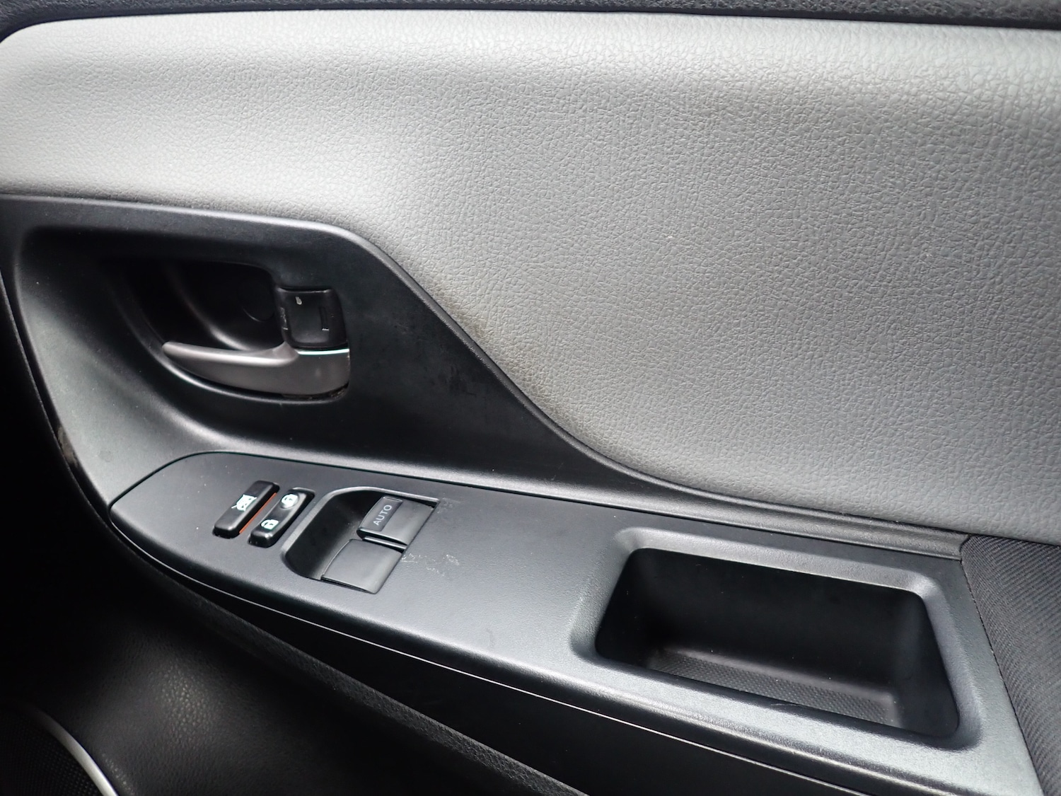 Used Toyota Yaris 2017 for sale - 76665383: Photo 22