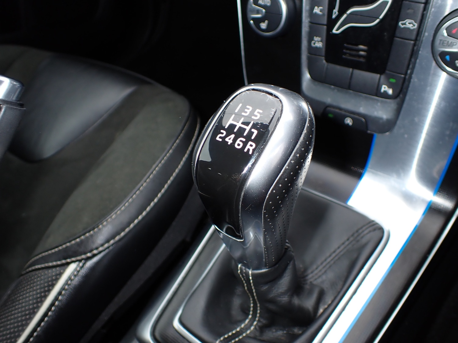 Used Volvo V40 2015 for sale - 76193854: Photo 12