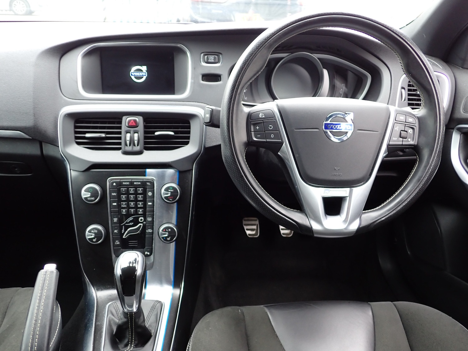 Used Volvo V40 2015 for sale - 76193854: Photo 2