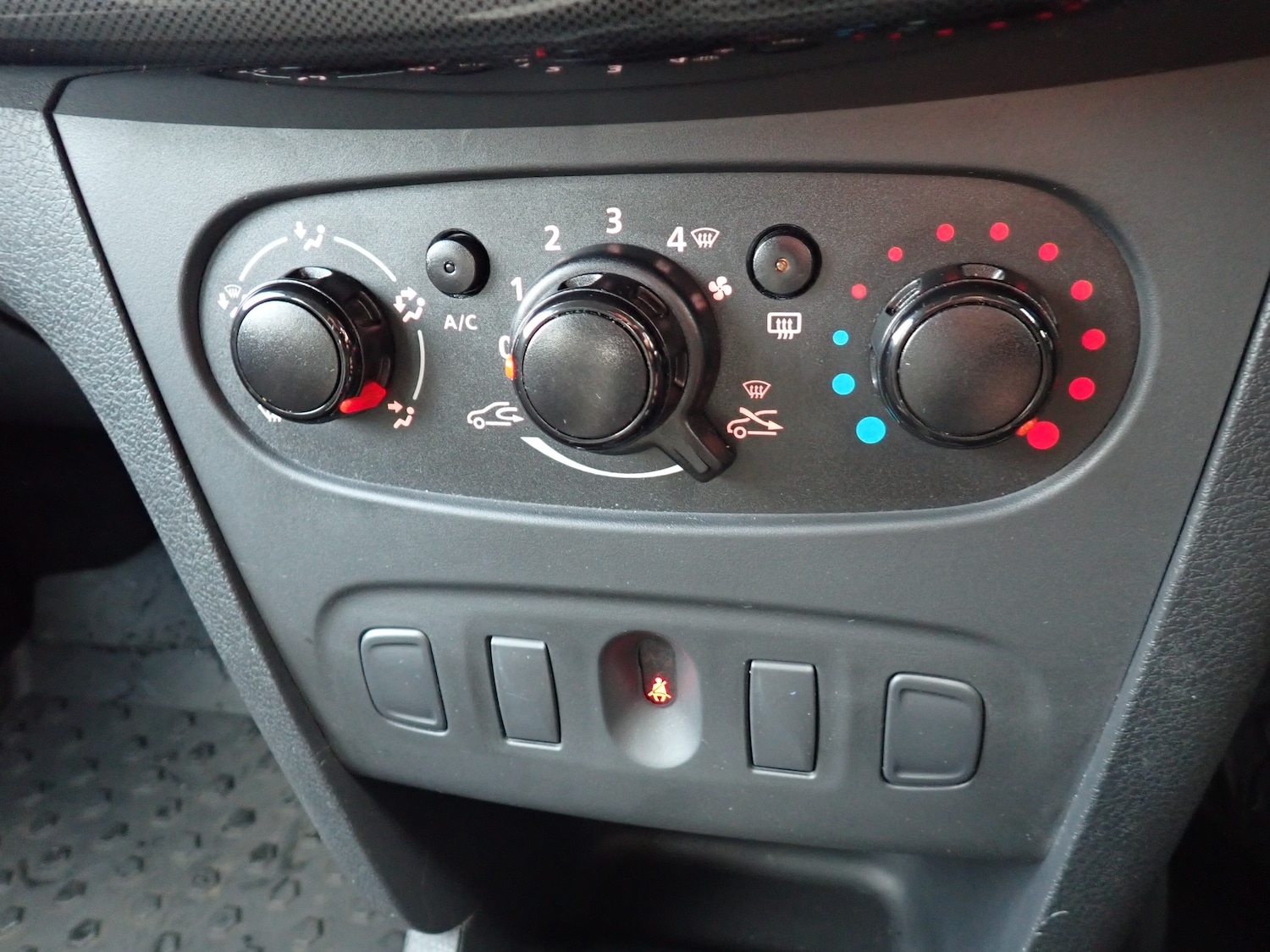 Used Dacia Sandero Stepway 2019 for sale - 77617000: Photo 17