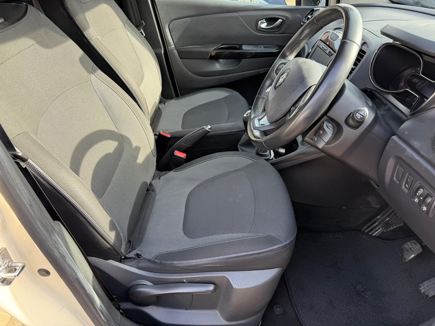 Used Renault Captur 2016 for sale - 77643763: Photo 10