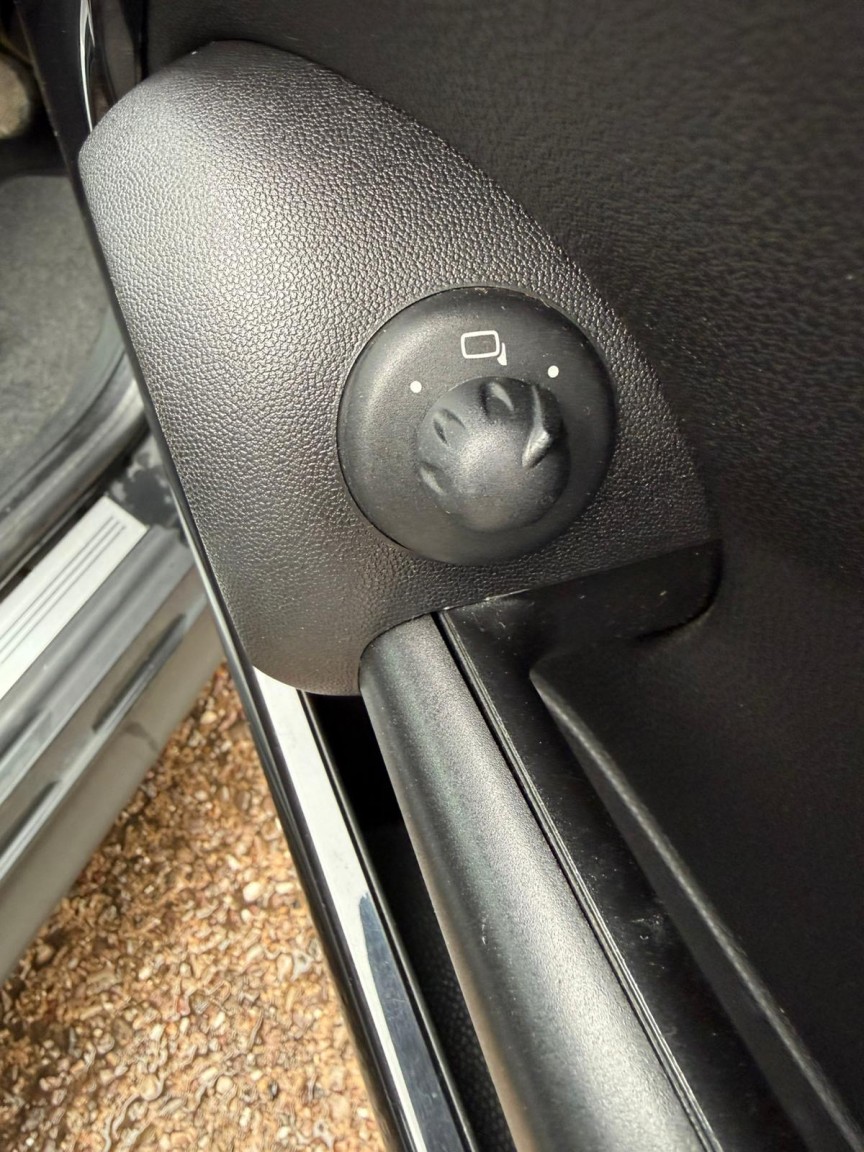 Used MINI Convertible 2010 for sale - 77558523: Photo 21