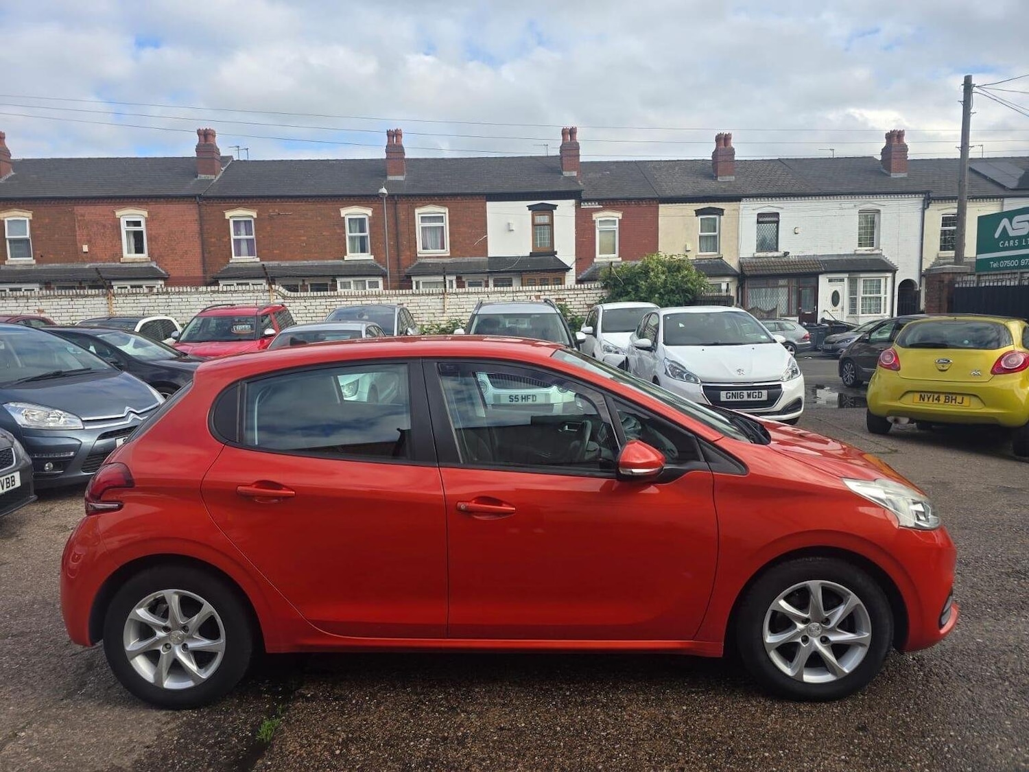 Used Peugeot 208 2015 for sale - 76730072: Photo 2