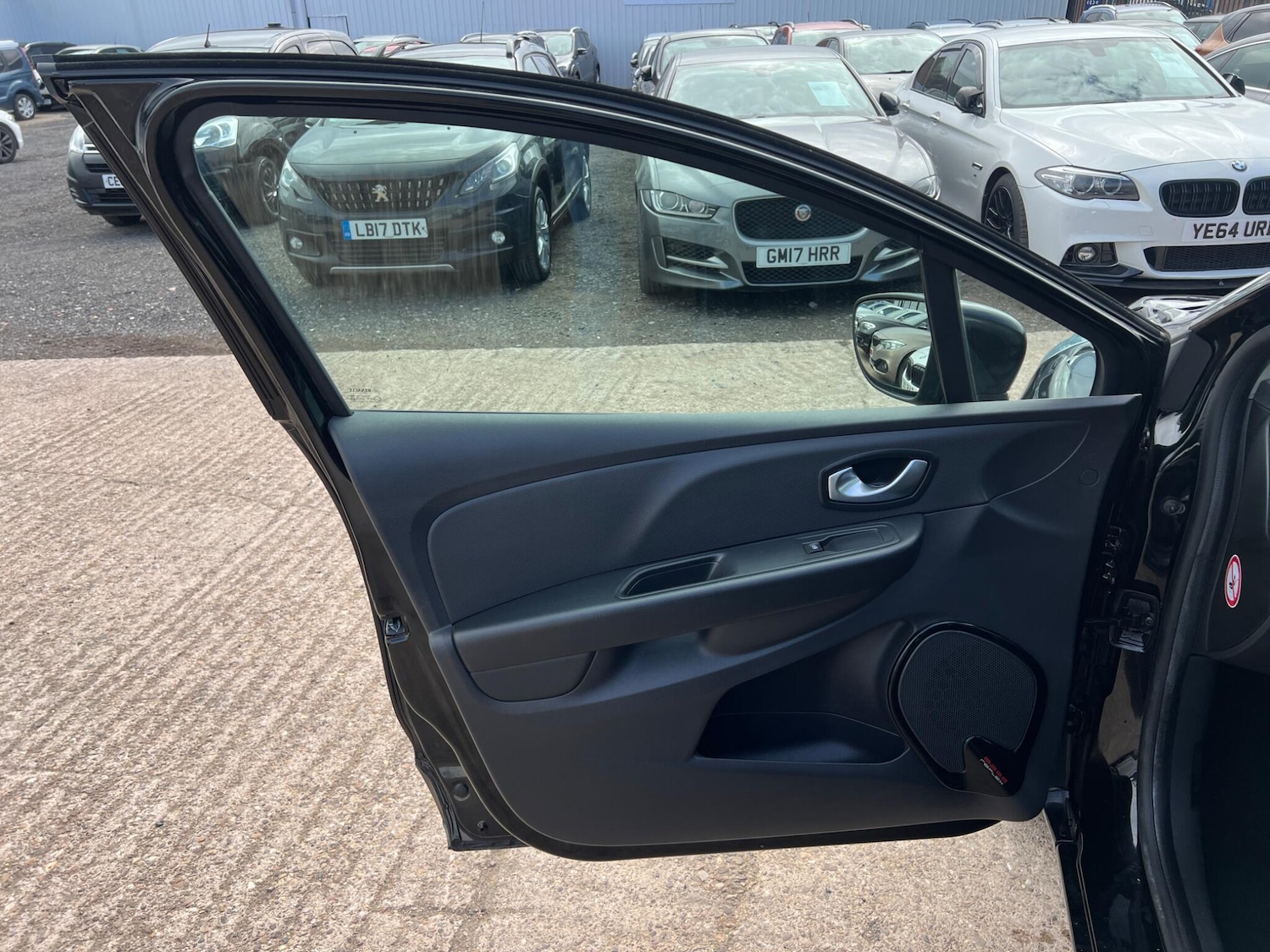 Used Renault Clio 2018 for sale - 78100128: Photo 25