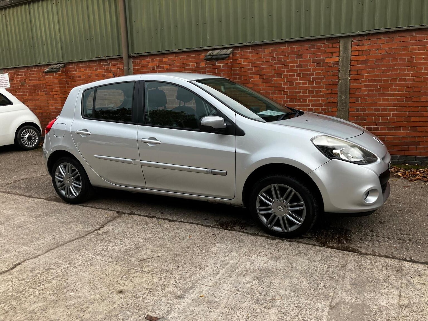 Used Renault Clio 2013 for sale - 76588458: Photo 2