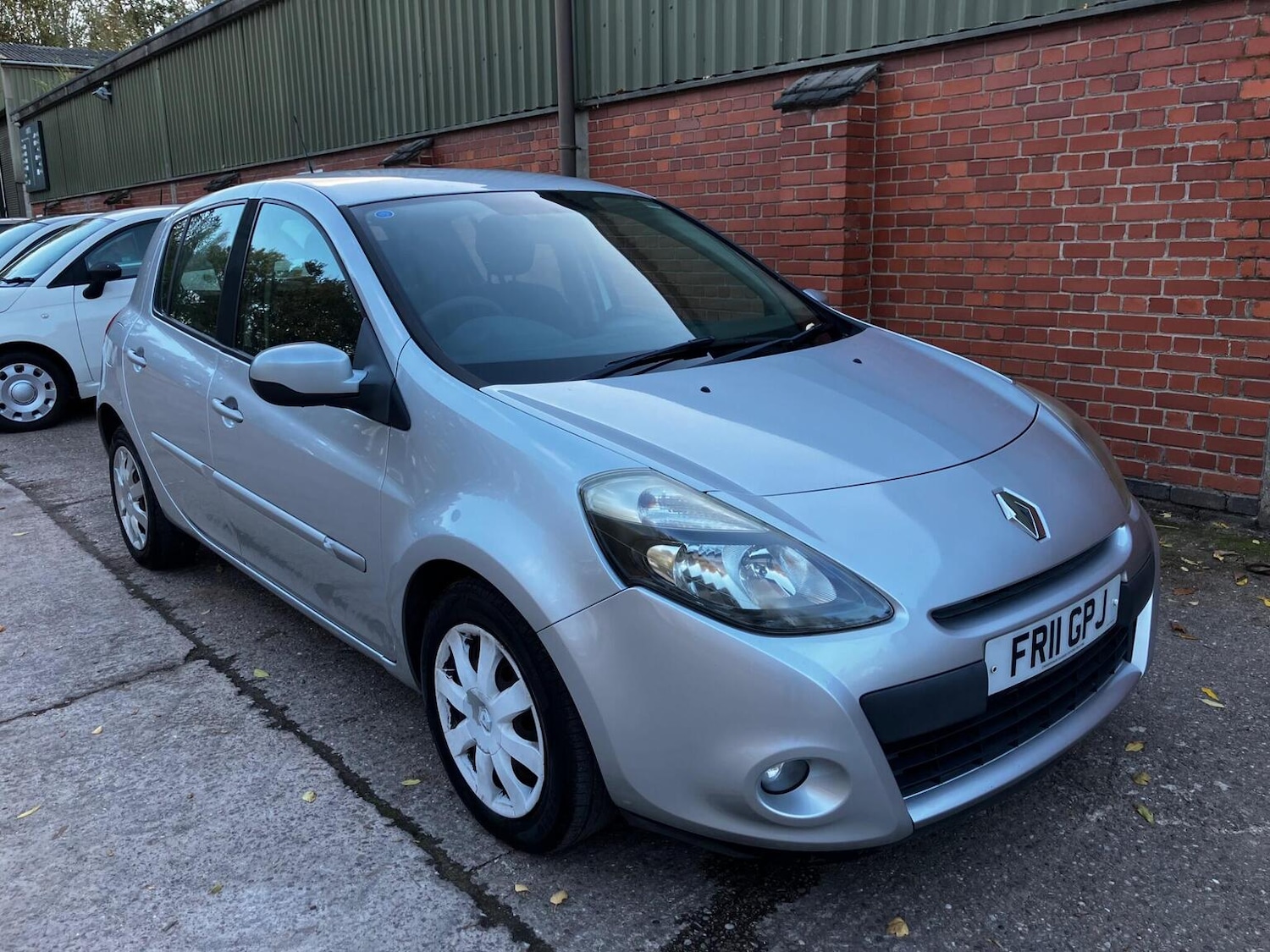 Used Renault Clio 2011 for sale - 76379000: Photo 2