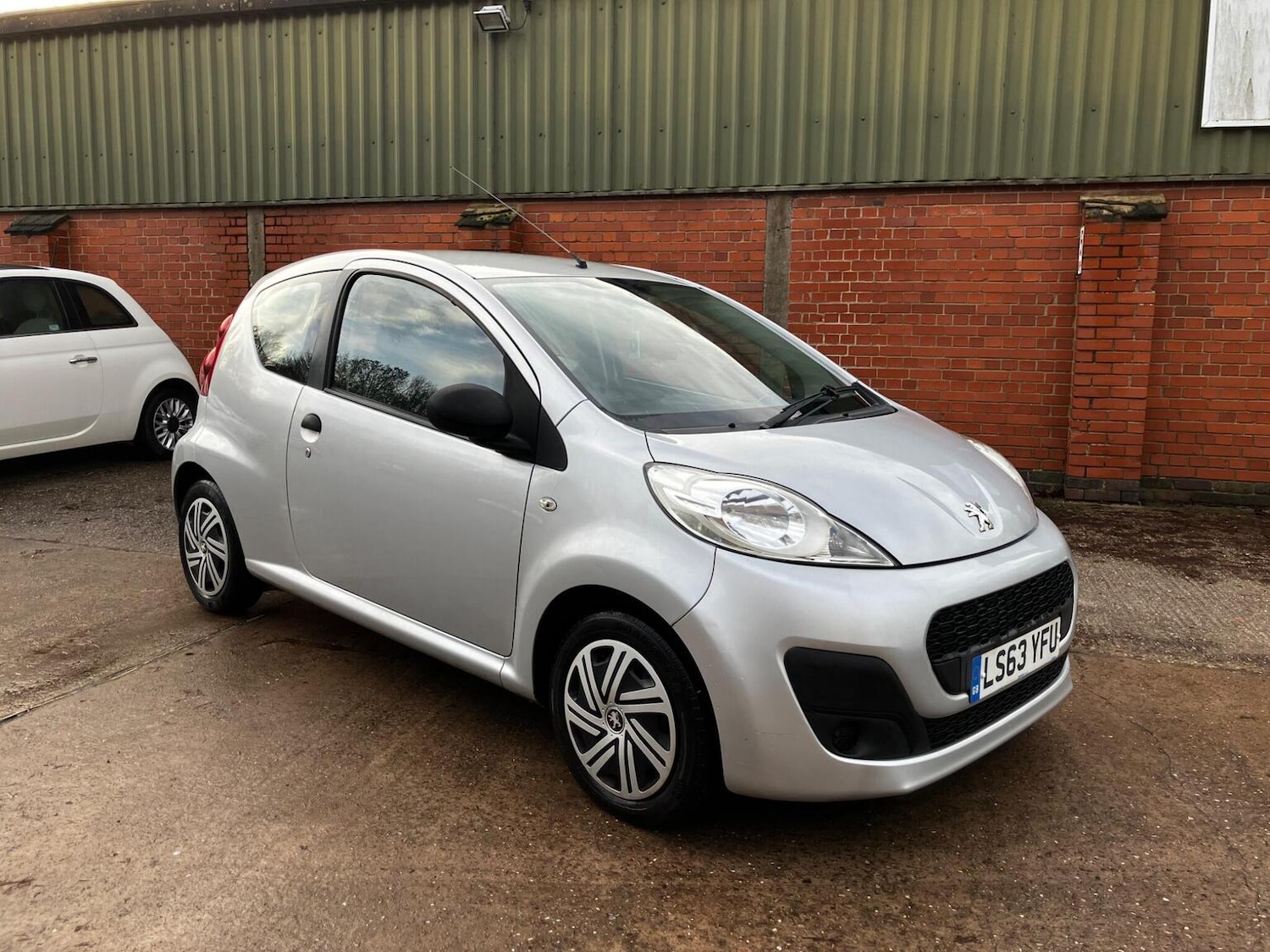 Used Peugeot 107 2013 for sale - 76935294: Photo 2