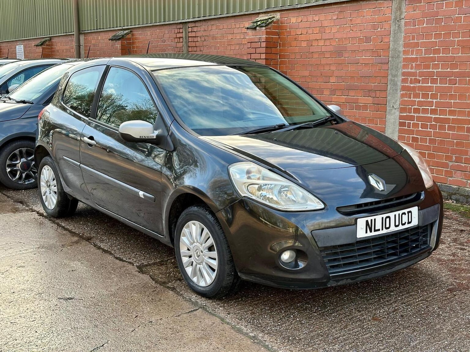 Used Renault Clio 2010 for sale - 76896913: Photo 2