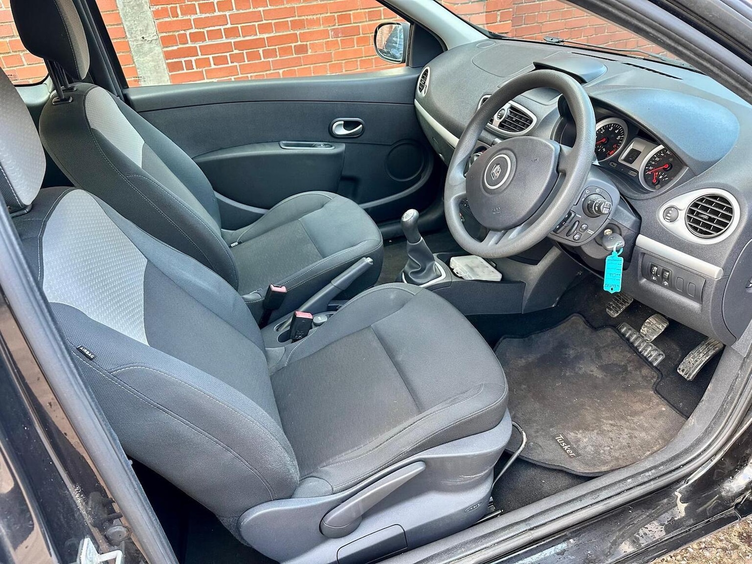 Used Renault Clio 2010 for sale - 76896913: Photo 6