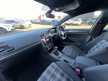 Used Volkswagen Golf 2017 for sale - 77158010: Photo