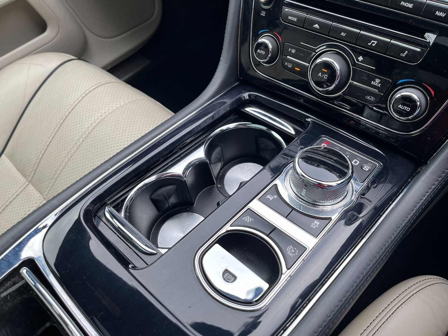 Used Jaguar XJ 2014 for sale - 77440695: Photo 37