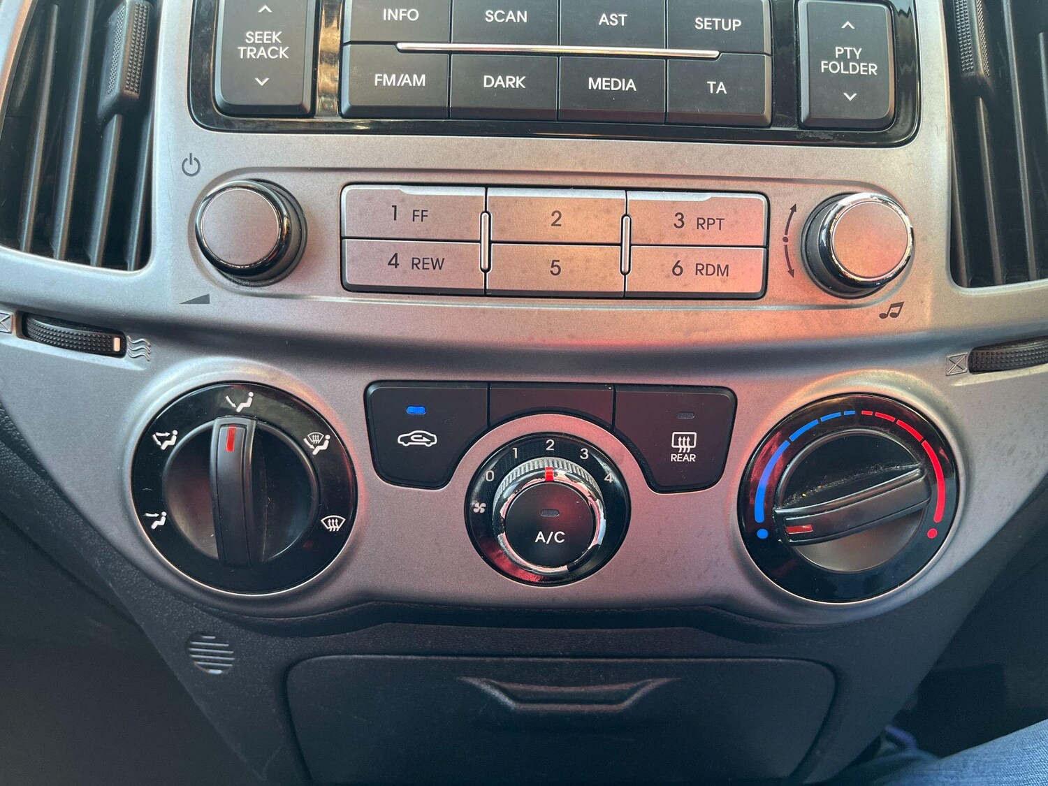 Used Hyundai i20 2014 for sale - 76573664: Photo 23