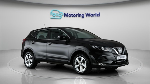 Used Nissan Qashqai 2017 for sale - 76250902: Photo 2