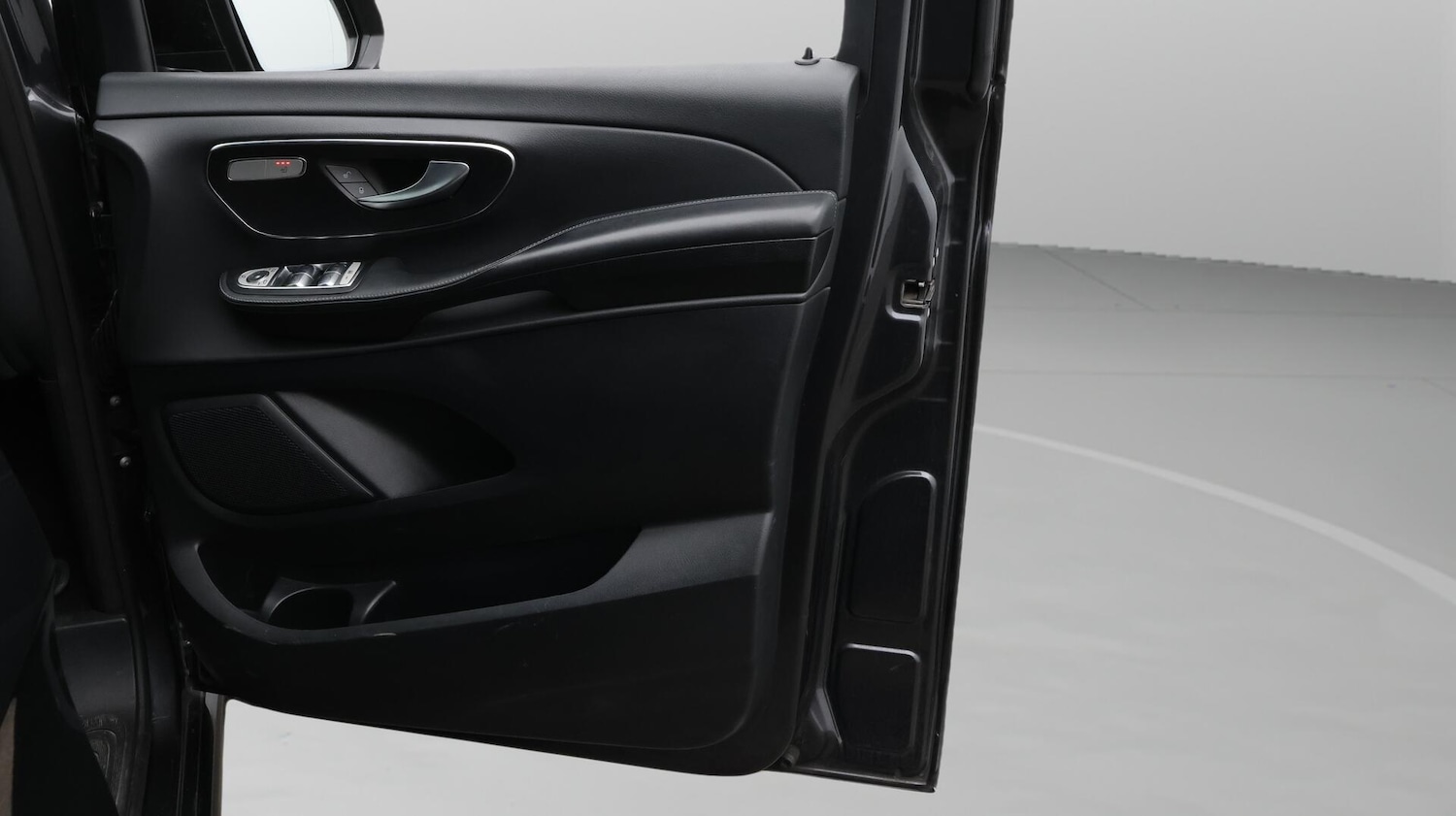 Used Mercedes-Benz V-Class 2023 for sale - 76432697: Photo 15