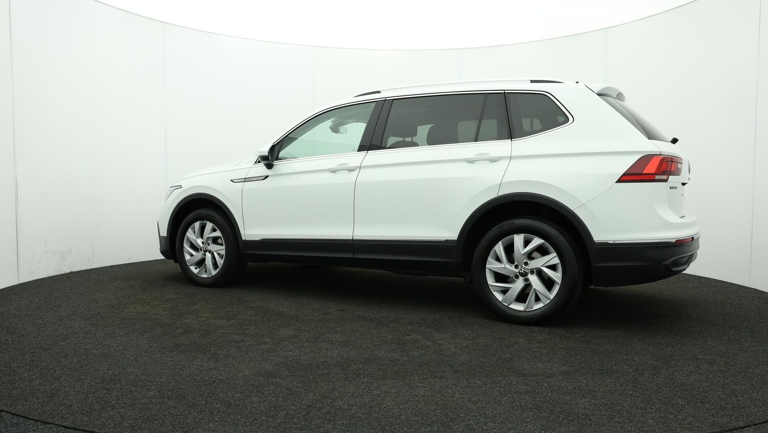 Used Volkswagen Tiguan Allspace 2023 for sale - 76167119: Photo 76