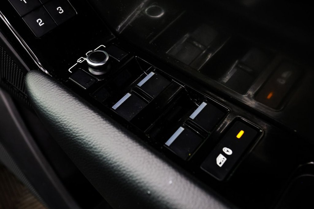 Used Land Rover Range Rover Velar 2018 for sale - 76333539: Photo 32