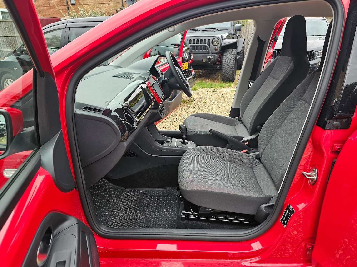 Used Volkswagen up! 2024 for sale - 76228108: Photo 37