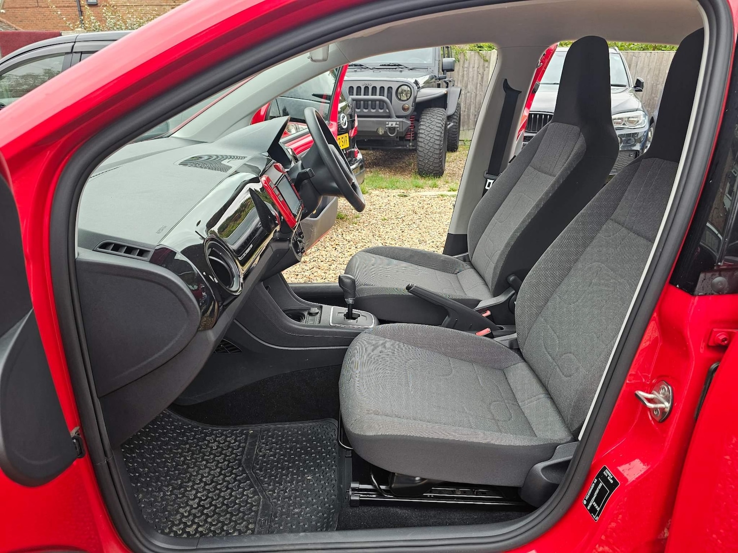 Used Volkswagen up! 2024 for sale - 76228108: Photo 38