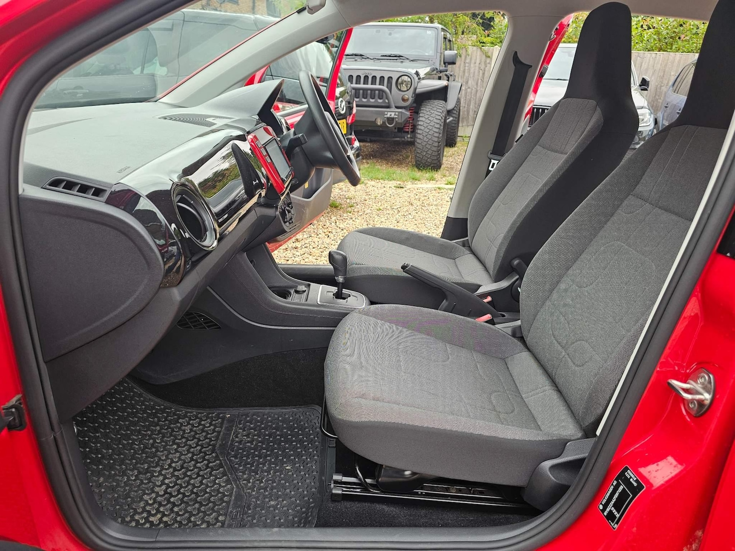 Used Volkswagen up! 2024 for sale - 76228108: Photo 40