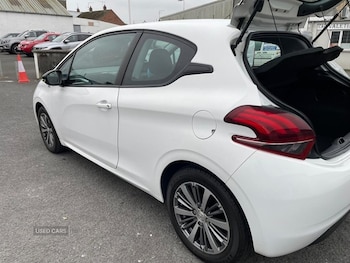 Used Peugeot 208 2016 for sale - 76308165: Photo
