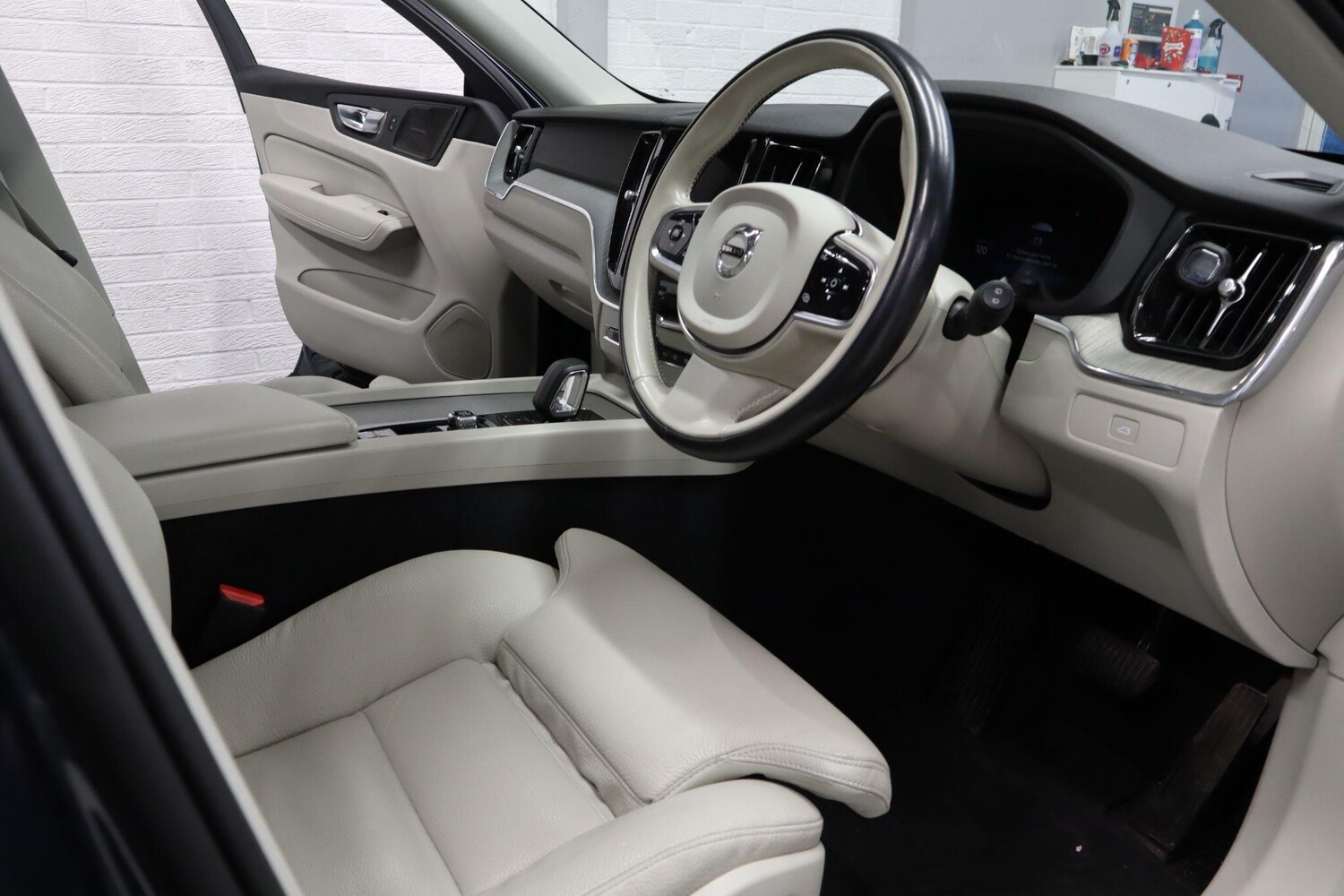 Used Volvo XC60 2023 for sale - 77549582: Photo 11