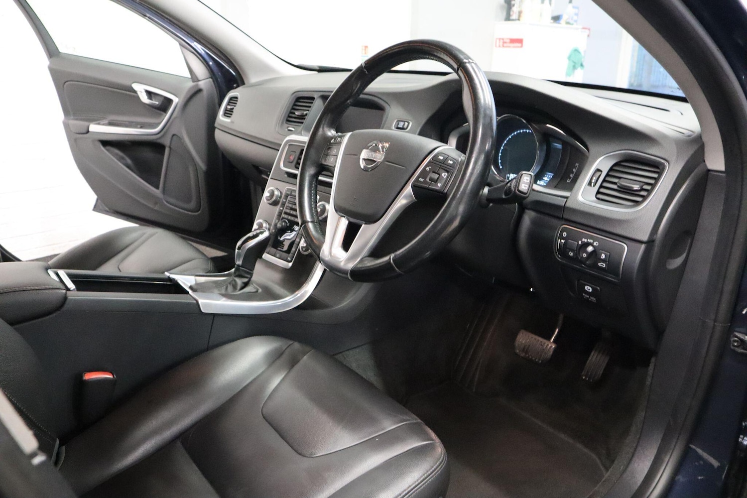 Used Volvo V60 2014 for sale - 77155663: Photo 13