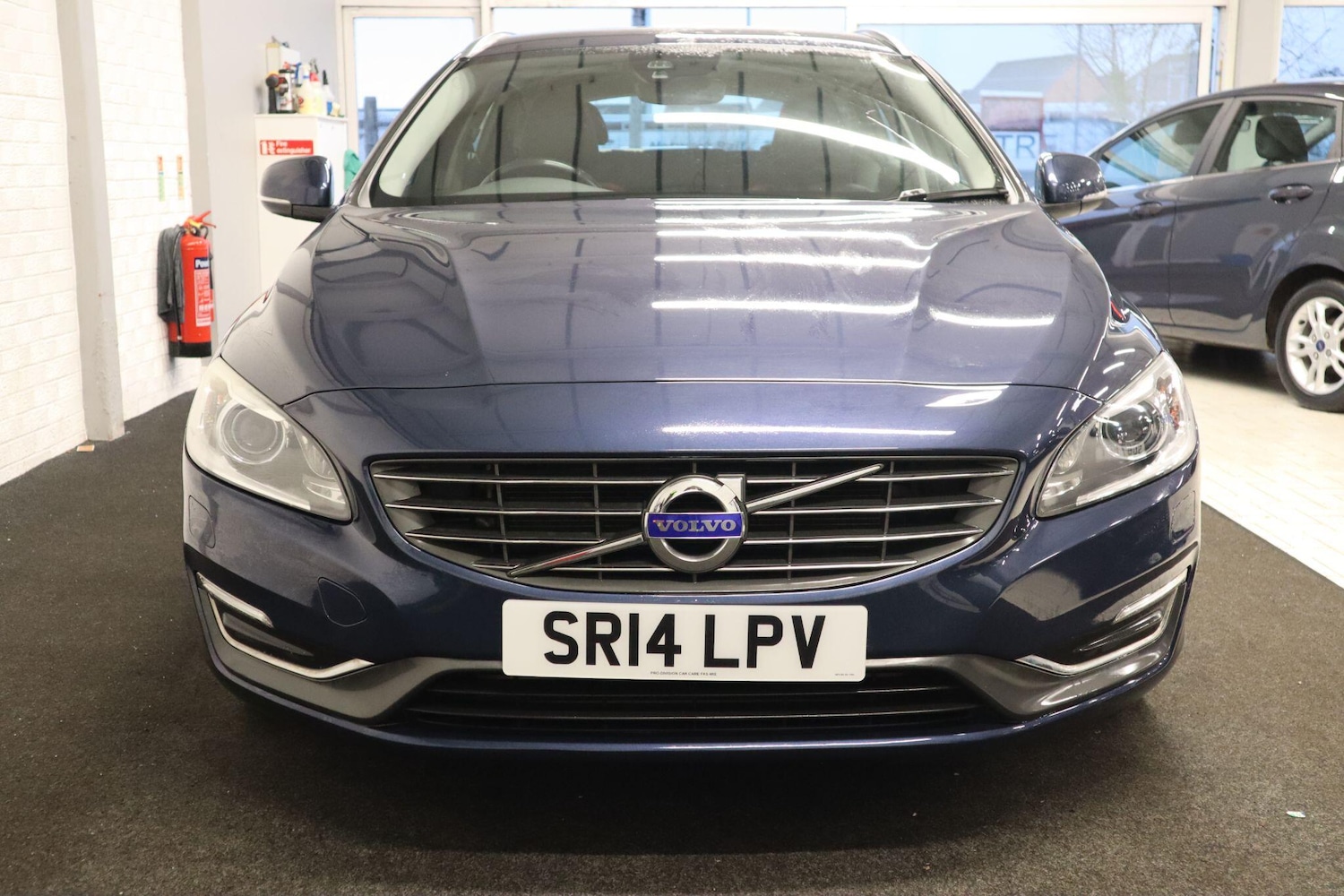Used Volvo V60 2014 for sale - 77155663: Photo 2