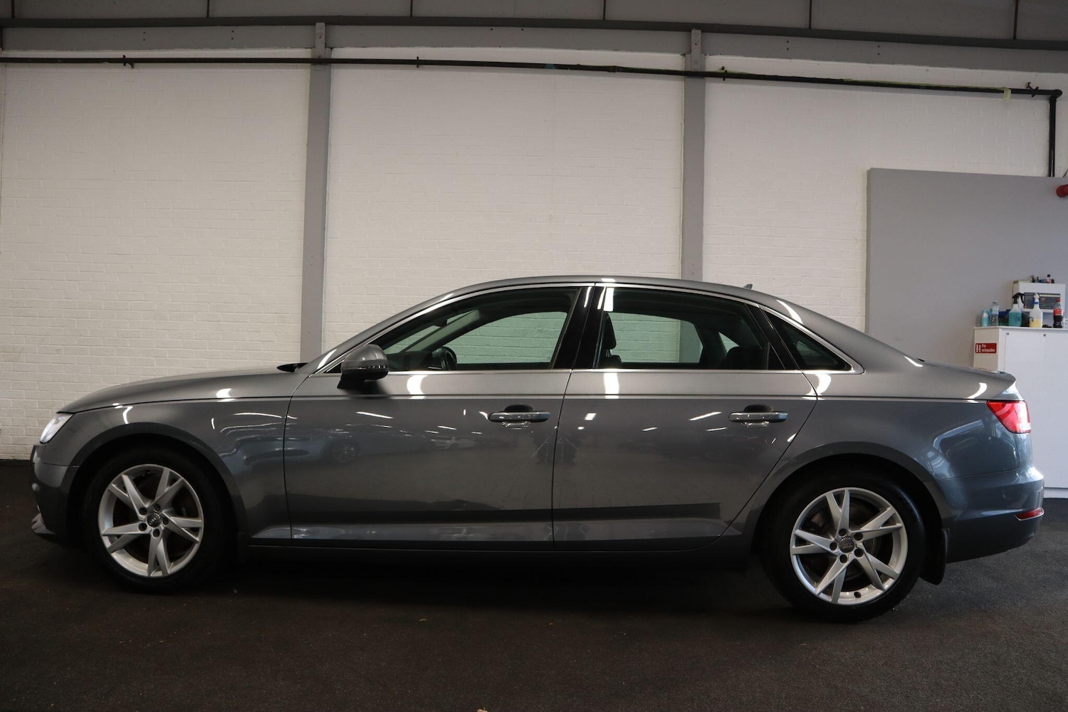 Used Audi A4 2017 for sale - 76336120: Photo 3