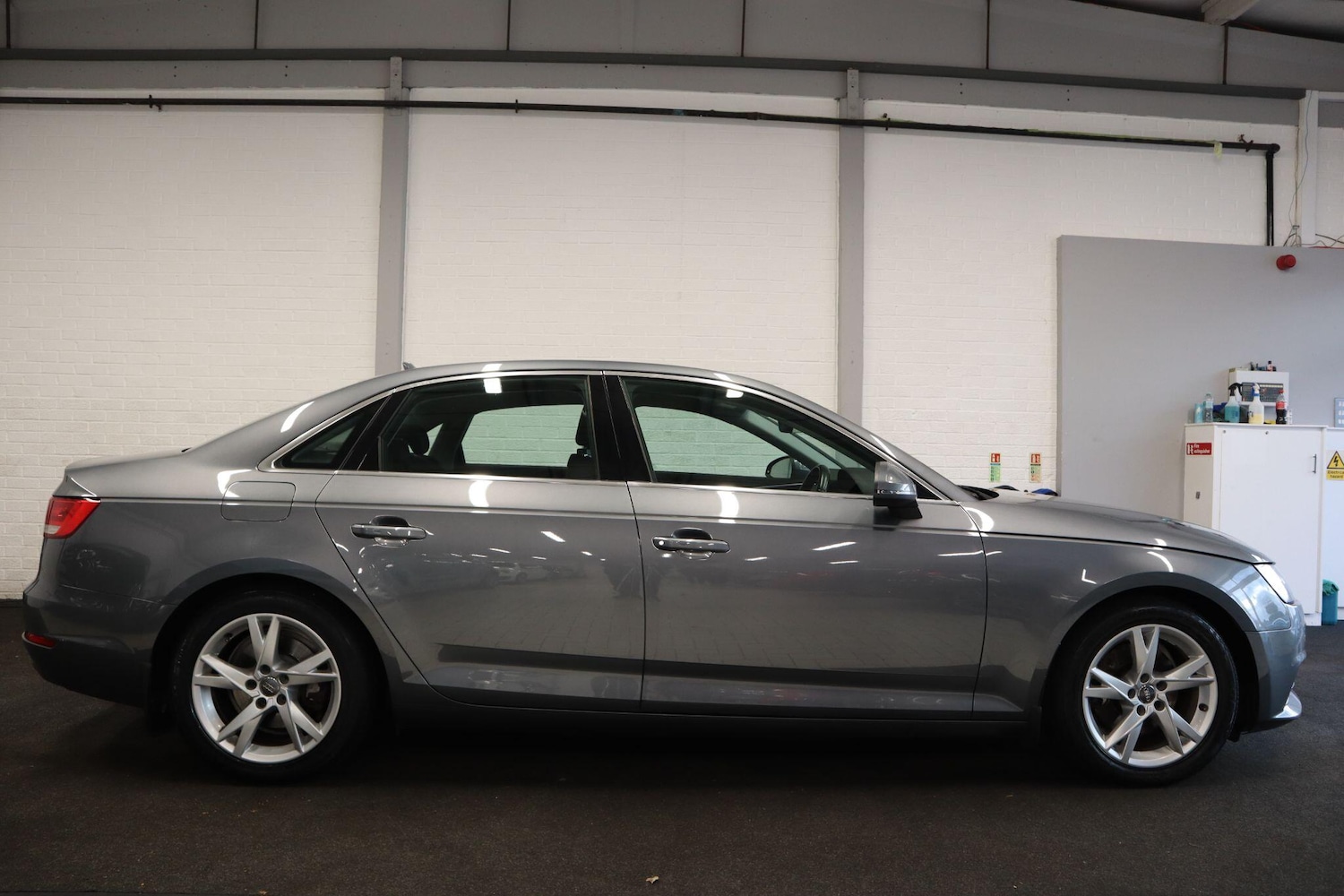 Used Audi A4 2017 for sale - 76336120: Photo 8