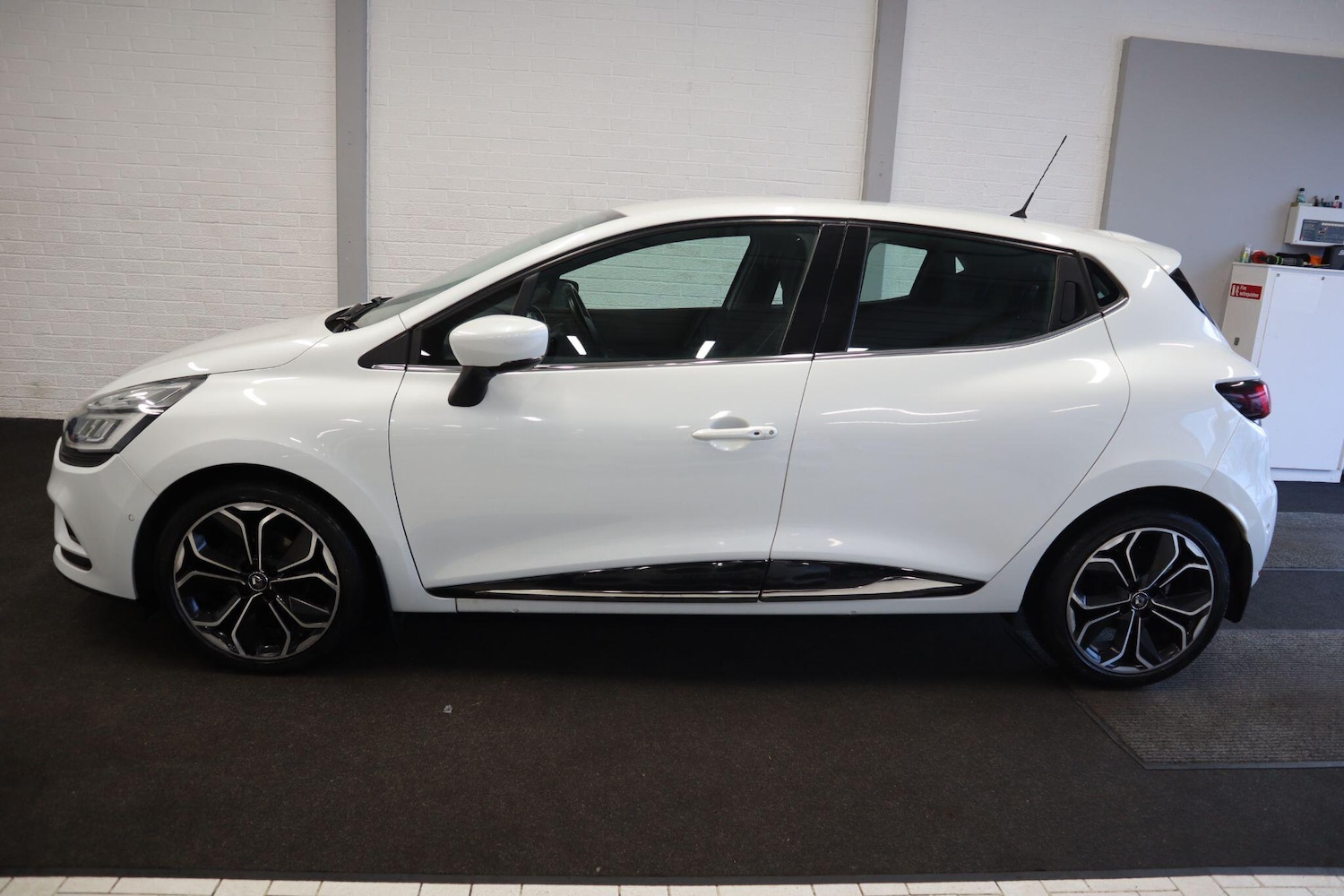 Used Renault Clio for sale - 76865751: Photo 3
