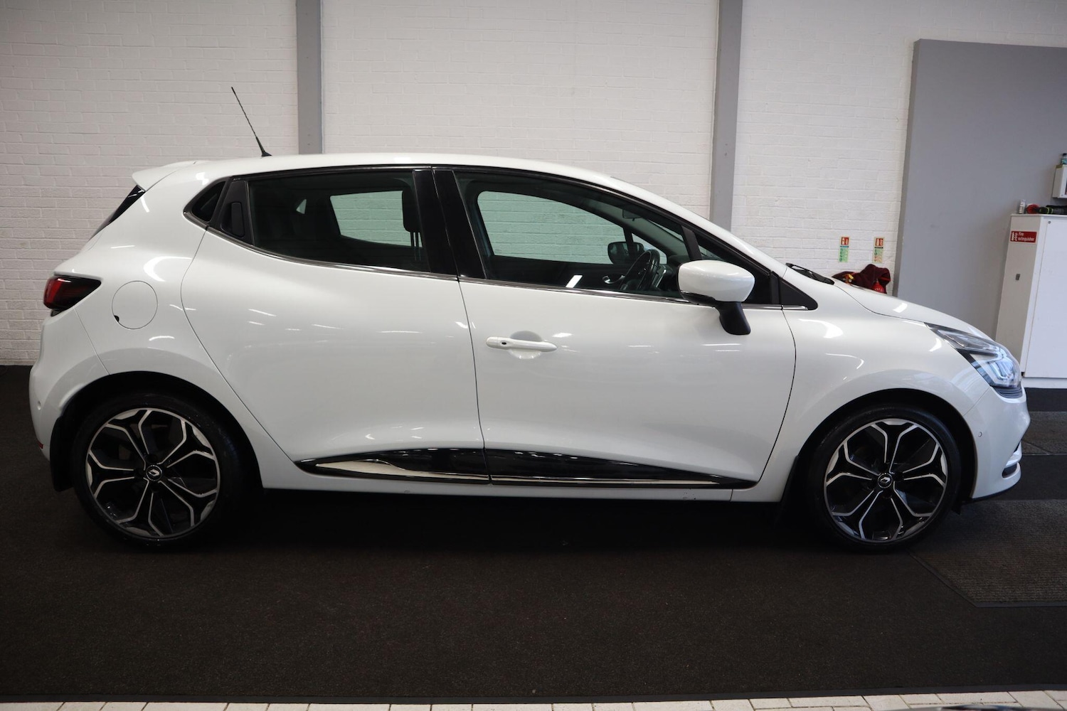 Used Renault Clio for sale - 76865751: Photo 8