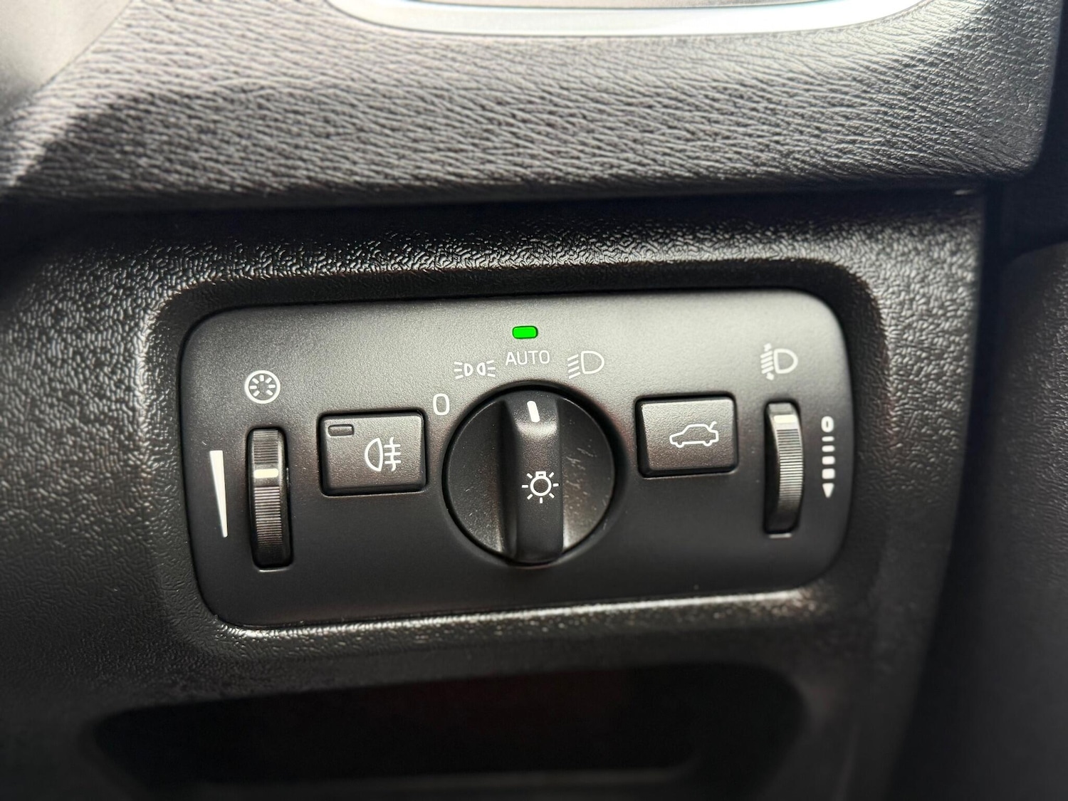 Used Volvo V40 2015 for sale - 75914885: Photo 28