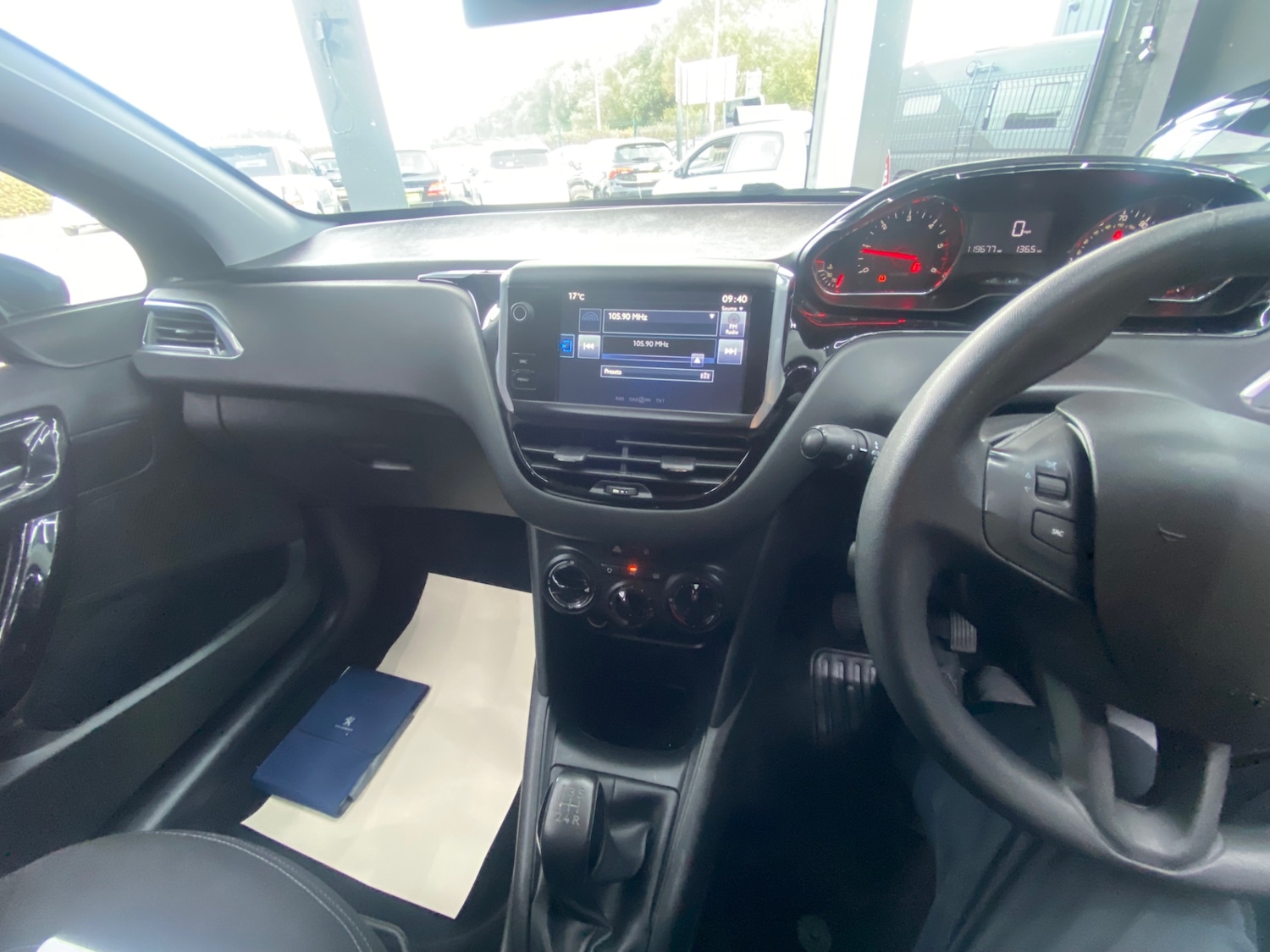 Used Peugeot 208 2015 for sale - 76402033: Photo 10