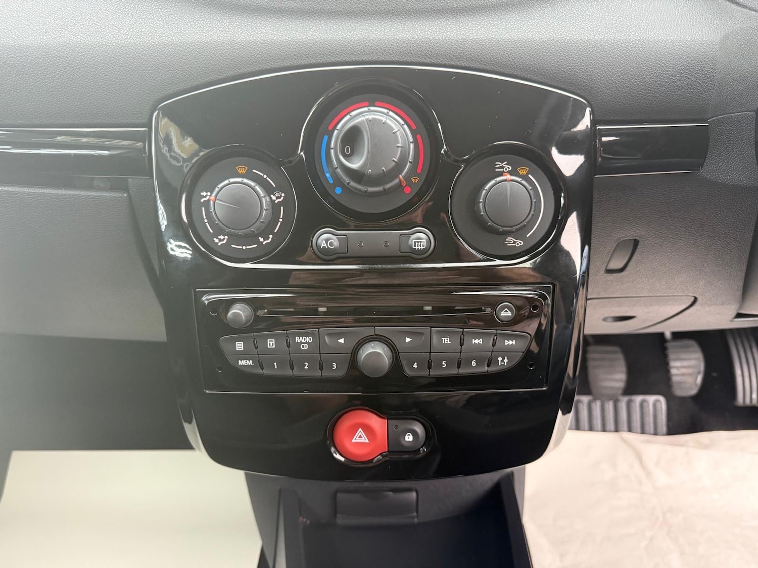 Used Renault Clio 2012 for sale - 76402042: Photo 18