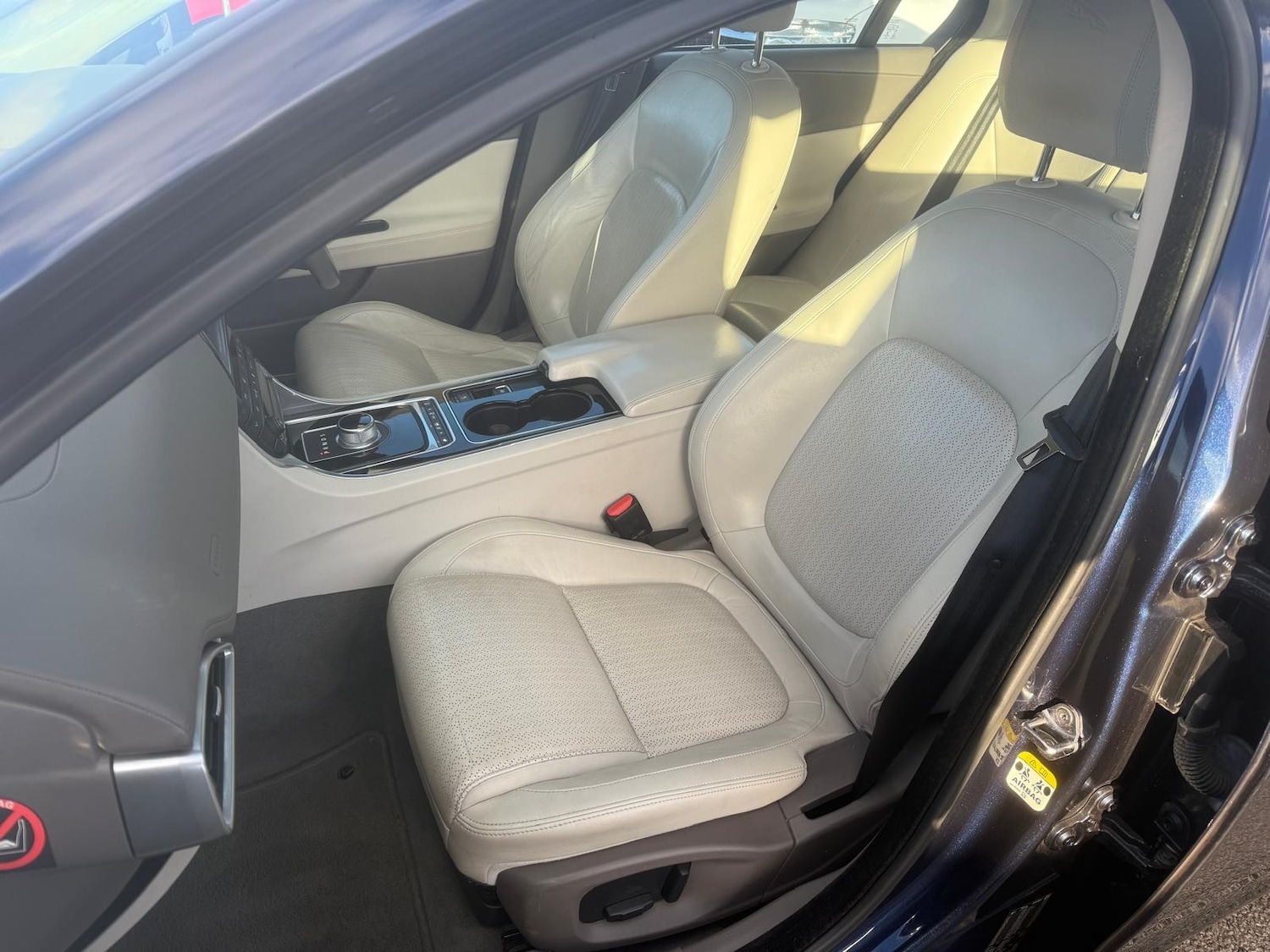 Used Jaguar XE 2015 for sale - 77104542: Photo 4