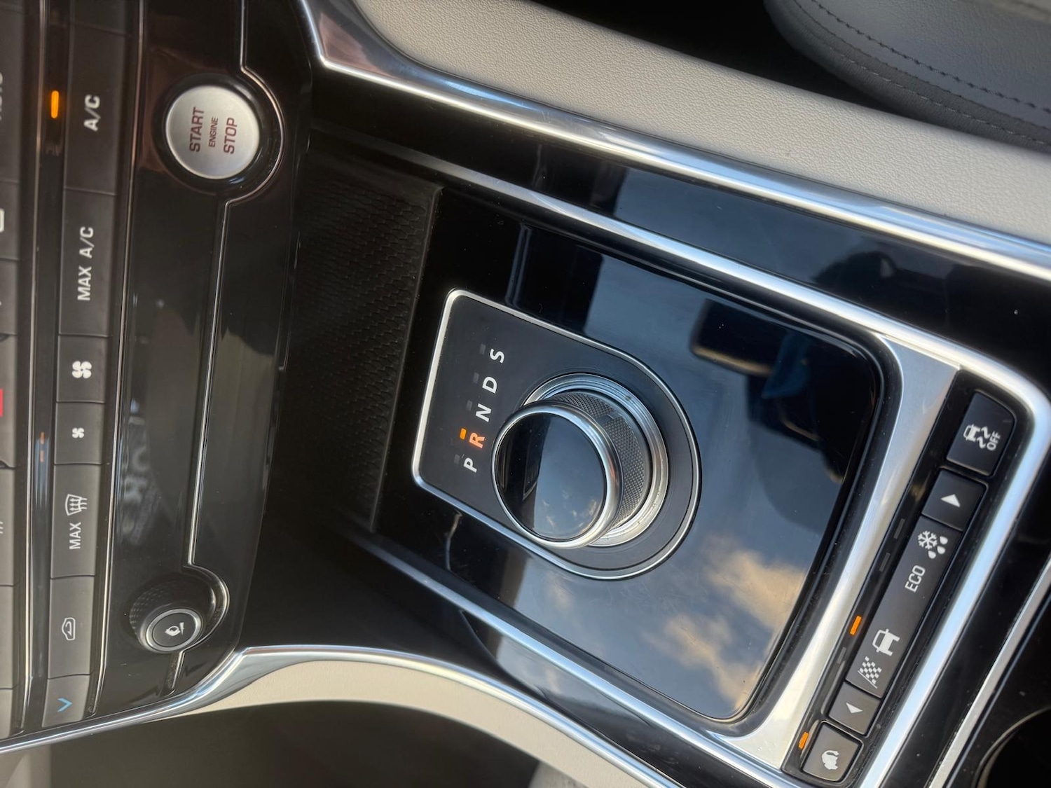 Used Jaguar XE 2015 for sale - 77104542: Photo 8