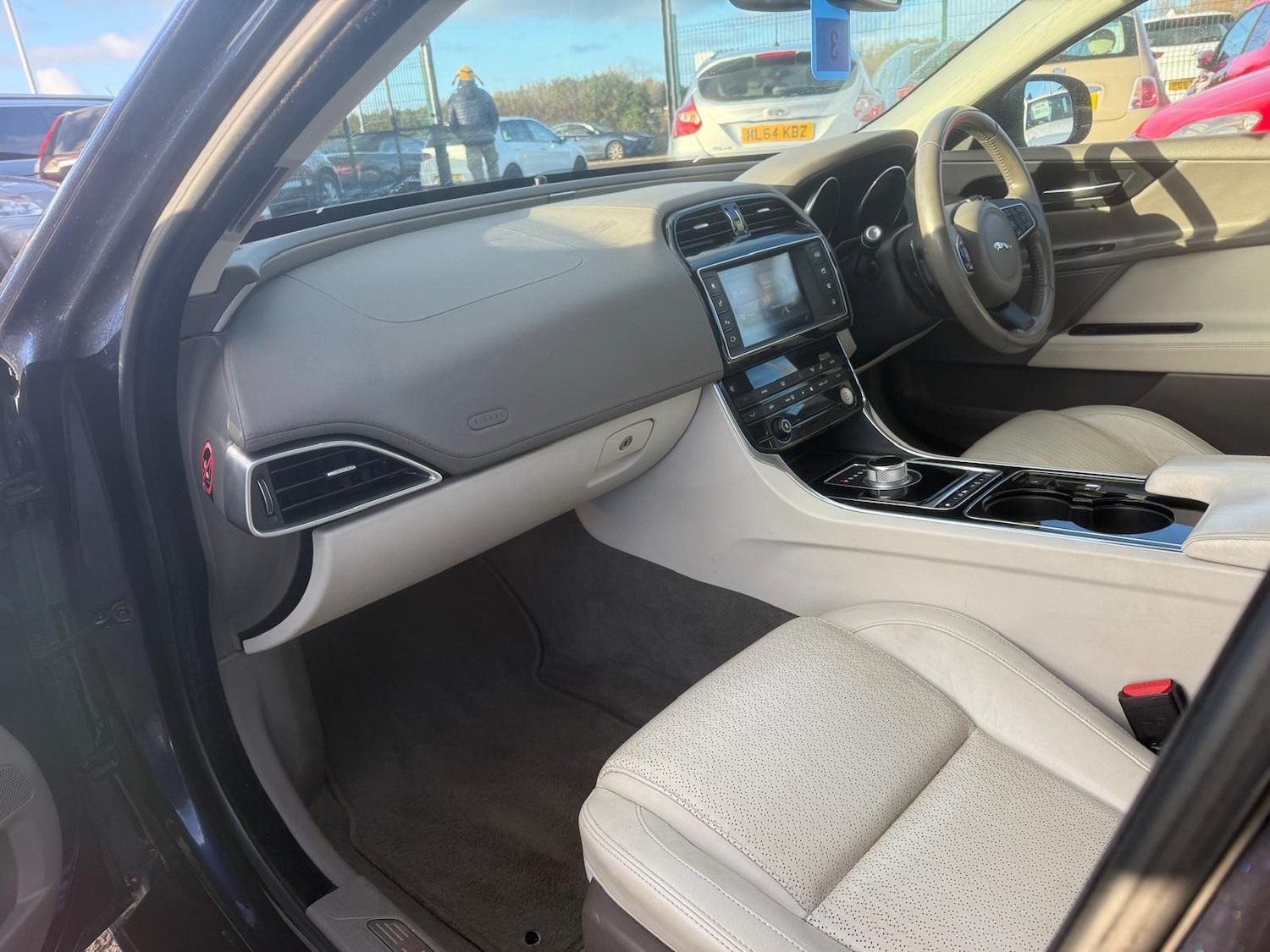 Used Jaguar XE 2015 for sale - 77104542: Photo 9