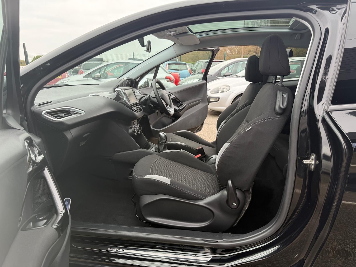 Used Peugeot 208 2015 for sale - 76402944: Photo 14