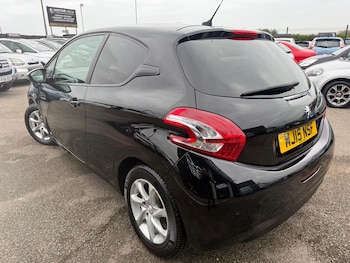 Used Peugeot 208 2015 for sale - 76402944: Photo