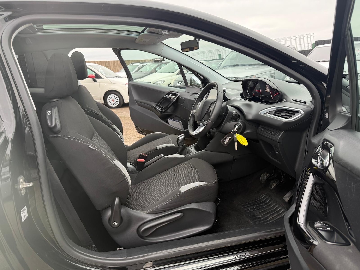 Used Peugeot 208 2015 for sale - 76402944: Photo 9