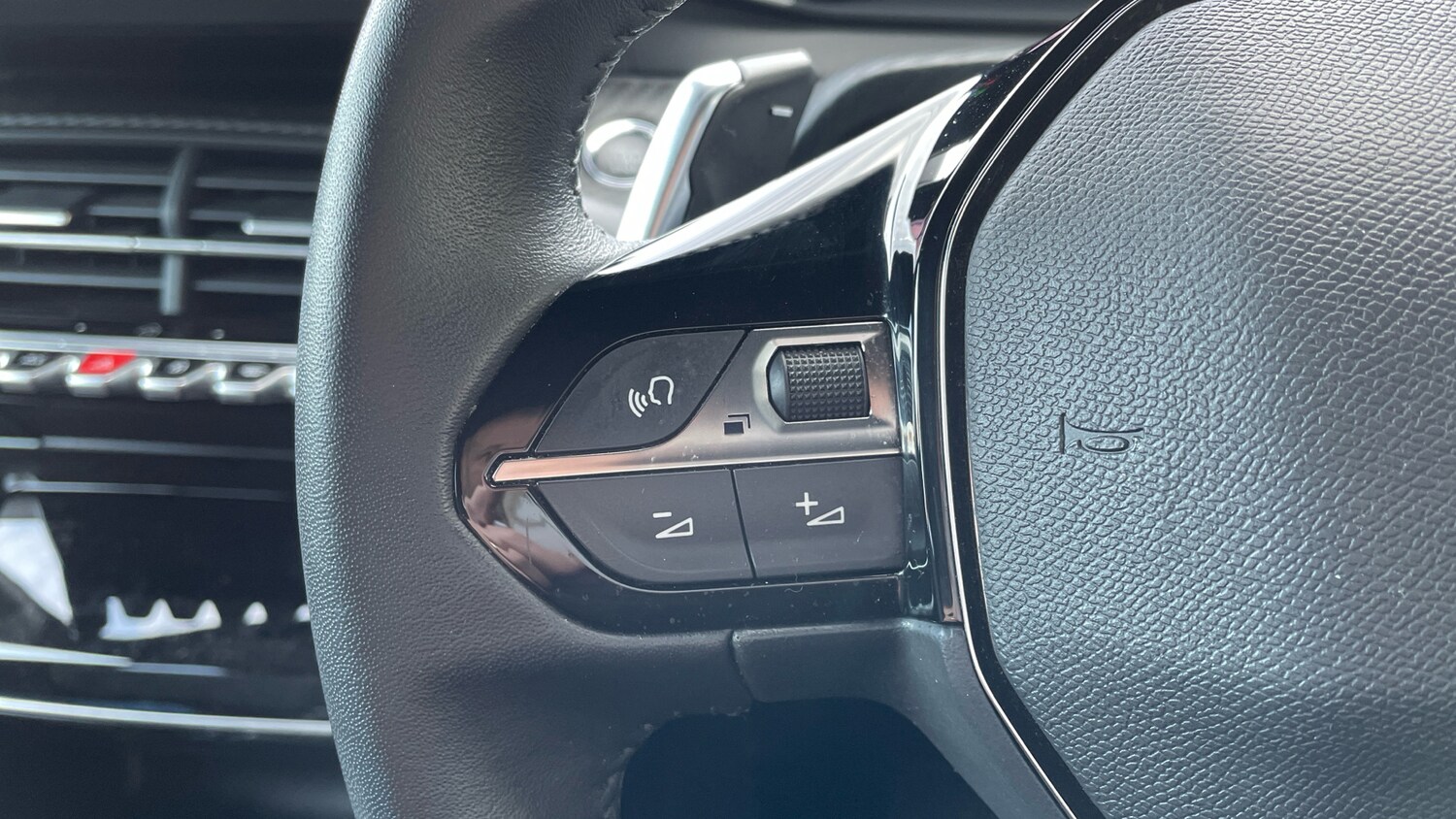 Used Peugeot 2008 2023 for sale - 76003077: Photo 23