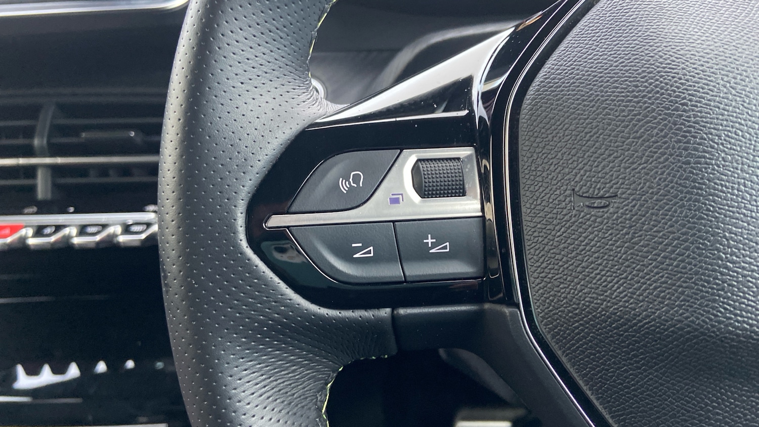 Used Peugeot 2008 2024 for sale - 76716081: Photo 24