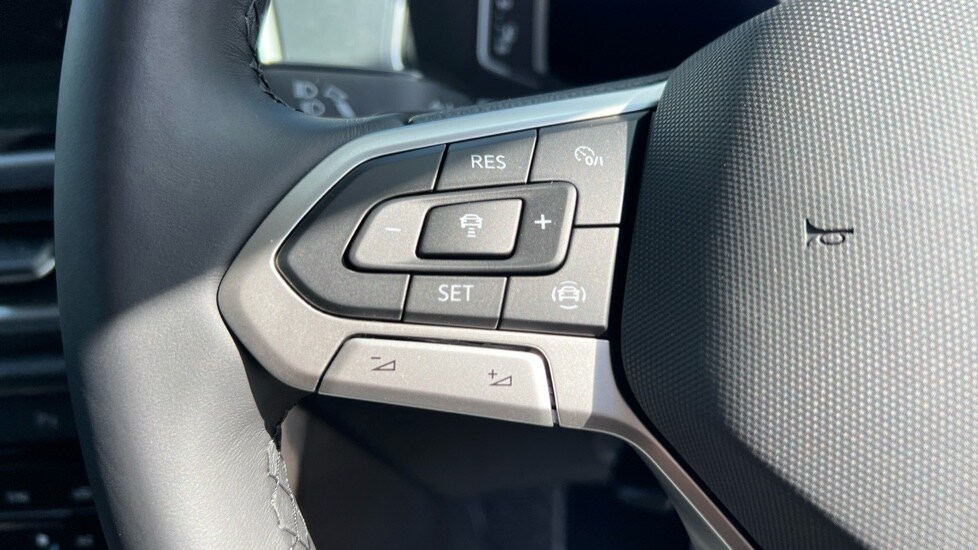 Used Volkswagen T-Roc 2025 for sale - 76870271: Photo 31