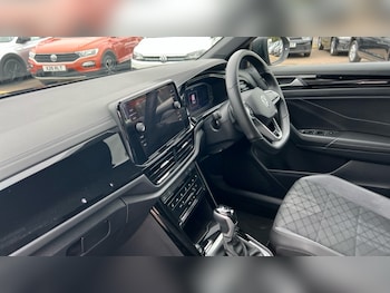 Used Volkswagen T-Roc 2023 for sale - 75625417: Photo