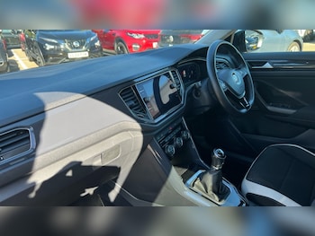Used Volkswagen T-Roc 2018 for sale - 76190908: Photo