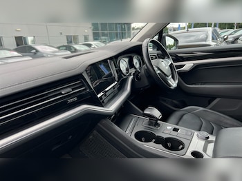 Used Volkswagen Touareg 2018 for sale - 75580033: Photo
