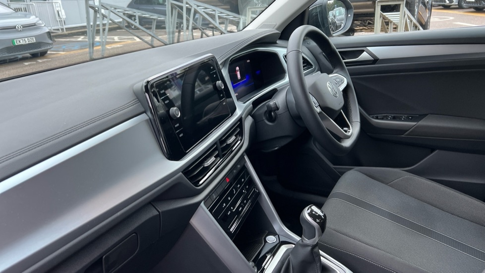 Used Volkswagen T-Roc 2025 for sale - 76709567: Photo 2