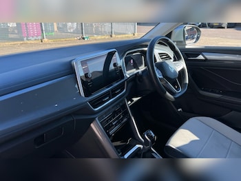 Used Volkswagen T-Roc 2023 for sale - 77057895: Photo