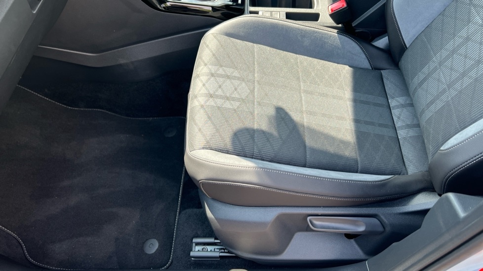 Used Volkswagen T-Roc 2025 for sale - 76400701: Photo 39